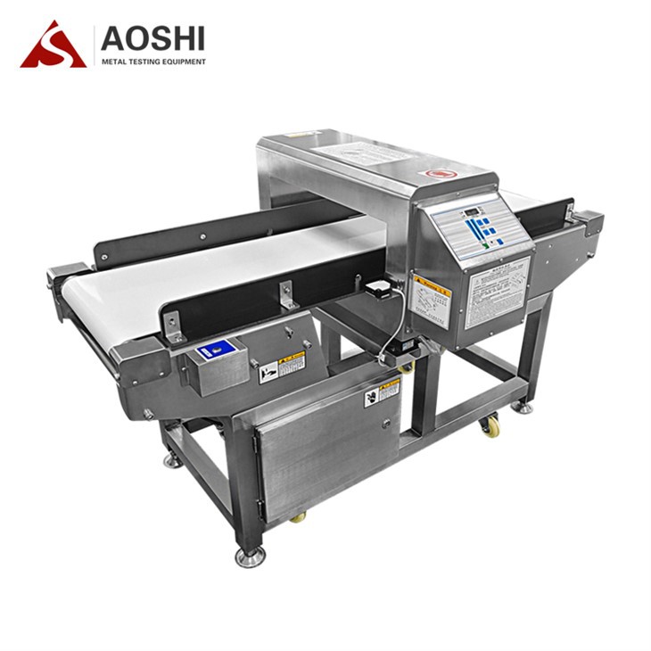 Detektor kovov zabalený v hliníkovej fólii